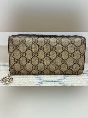 GUCCI Vintage Y2K Brown GG Monogram Supreme Canvas Zip-Around Wallet W/ G Charm